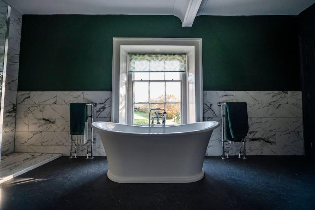 Georgian Country House -Panoramic Views -Sleeps 12 里辛 外观 照片